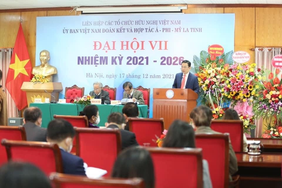Ông  Đồng Huy Cương, Trưởng ban Ban Công tác đa phương, Liên hiệp các tổ chức hữu nghị  Việt Nam, Tổng Thư ký Ủy ban Ủy ban Việt Nam Đoàn kết và Hợp tác Á- Phi – Mỹ La tinh khóa VI báo cáo kết quả hoạt động nhiệm kỳ 2023-2021. Ảnh: Tuấn Việt