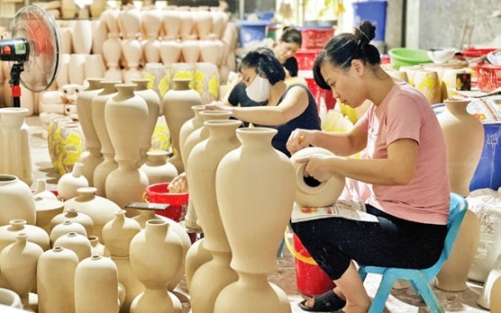 Xưởng sản xuất của Hợp tác xã sản xuất, kinh doanh gốm sứ Tân Thịnh, làng gốm Bát Tràng (Hà Nội). Ảnh: Hà Sơn/ Nhân dân