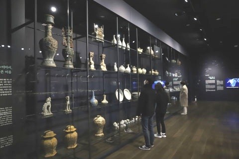 Phòng trưng bày  “Dòng chảy gốm sứ văn hóa Việt Nam” tại Hàn Quốc. (Ảnh: Bảo tàng Lịch sử Quốc gia).