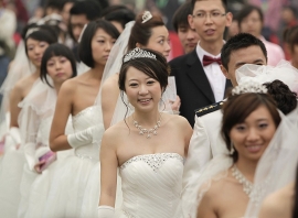 Trung Quốc: Xoá tình trạng 'nam nhiều hơn nữ' bằng chính sách... đa phu?