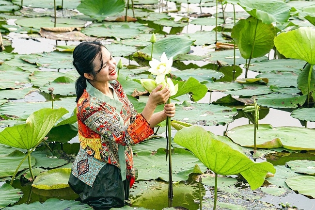 Đại sứ quán Bulgary rót tiền cho hoa sen Việt– cơ hội thay đổi cuộc đời người phụ nữ nông thôn Việt Nam