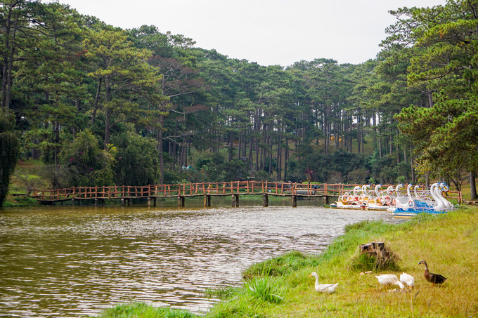 ho nuoc gan lien voi nhung cau chuyen tinh buon o da lat