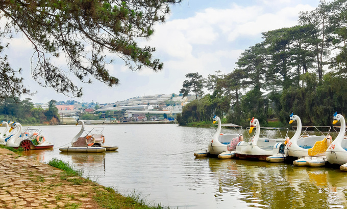 ho nuoc gan lien voi nhung cau chuyen tinh buon o da lat