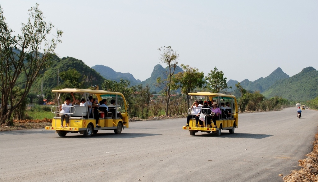 phat tu du khach tham du dai le vesak 2019 duoc phuc vu mien phi xe dien com chay va nuoc uong