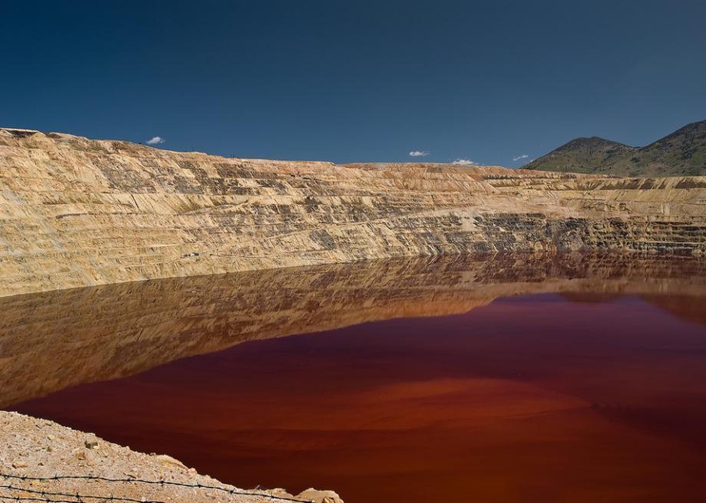 Токсичное озеро. Беркли пит. Озеро Berkeley Pit. Озеро Карачай. Беркли-пит озеро сейчас.