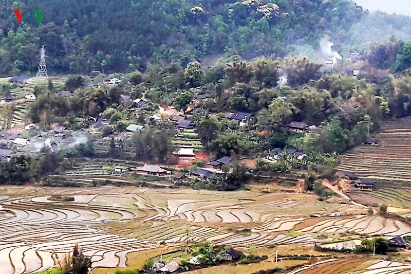 anh mua nuoc do lai chau lam xieu long du khach