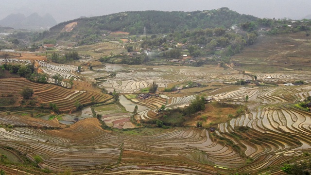 anh mua nuoc do lai chau lam xieu long du khach