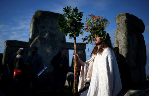 10000 nguoi do ve stonehenge don ha chi o bac ban cau