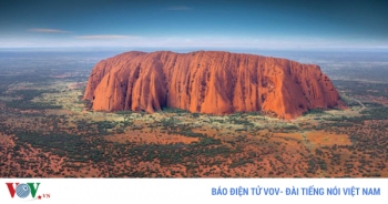 “Núi thiêng Uluru” của Australia quá tải du khách