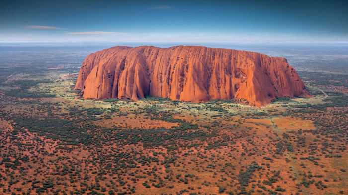 nui thieng uluru cua australia qua tai du khach