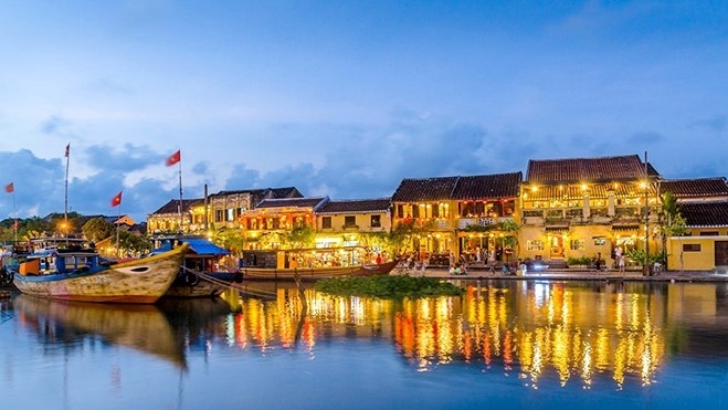 Đêm Rằm Hội An: Lắng đọng, da diết và ấn tượng khó quên với tiếng hát Hà Anh Tuấn bên dòng sông Hoài thơ mộng