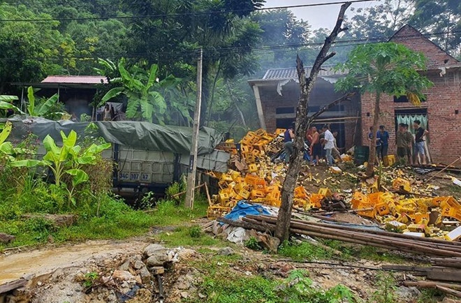 xe tai cho bia mat lai lao vao nha dan khien 2 nguoi tu vong