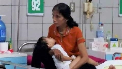 ha tinh be gai 2 tuoi hoai tu chan vi bi ran ho mang can