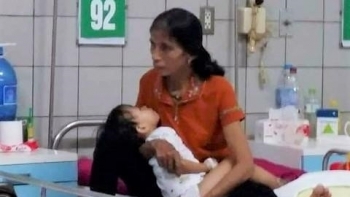 ha tinh be gai 2 tuoi hoai tu chan vi bi ran ho mang can