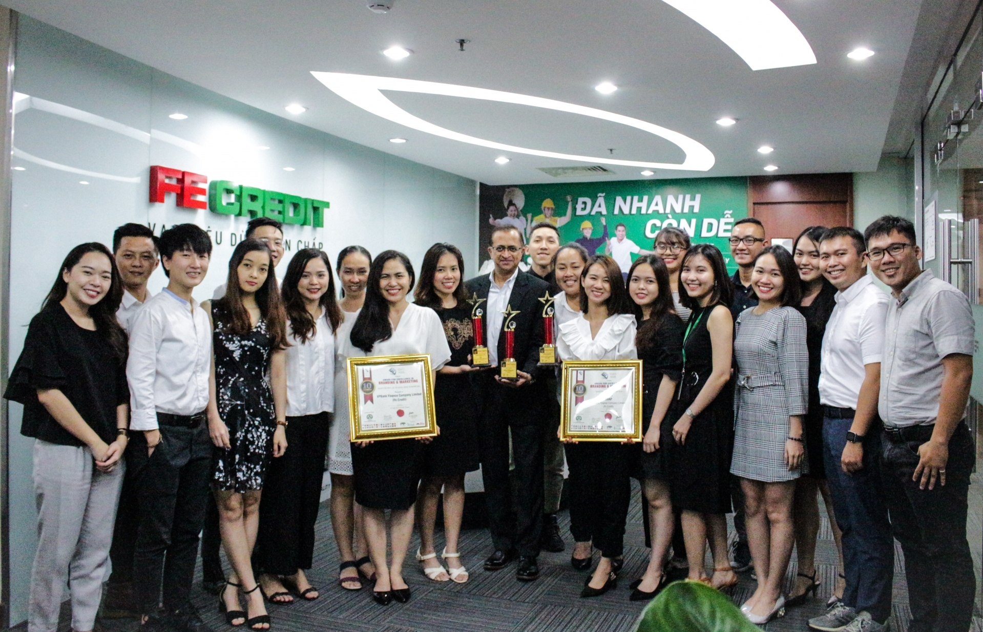 fe credit ghi dau them 3 giai thuong tai le trao giai cmo asia 2019