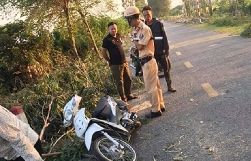 Nữ sinh tử vong do bị cây cưa đổ đè trúng khi đang lưu thông