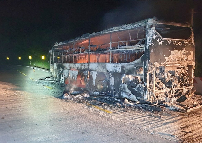 xe khach bat ngo boc chay khi dang di chuyen tren duong ho chi minh