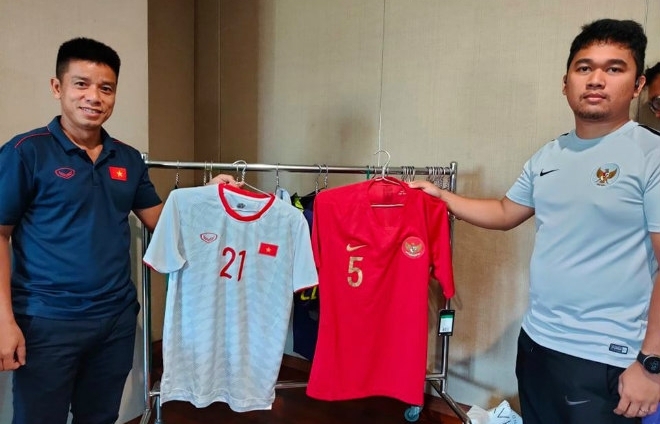 ao trang may man cua dt viet nam tran gap indonesia