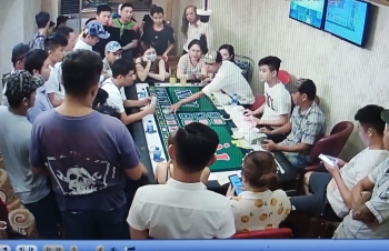 bat giu hang chuc nguoi tham gia danh bac trong khach san lon o quan ninh kieu