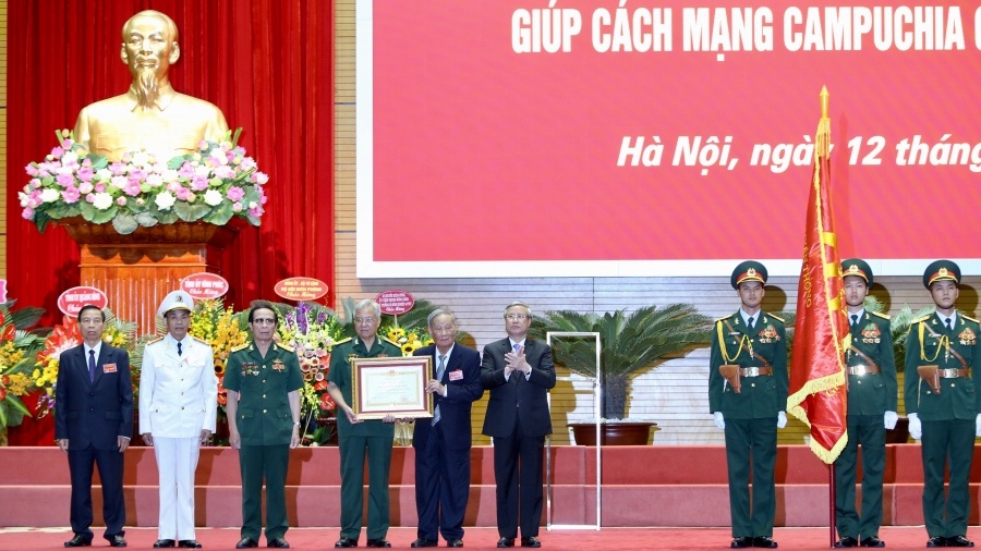 Lực lượng chuyên gia Việt Nam giúp Campuchia đón nhận Huân chương Sao Vàng