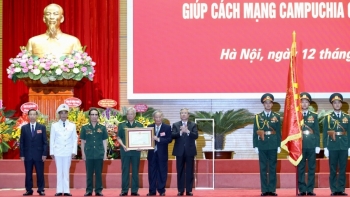 Lực lượng chuyên gia Việt Nam giúp Campuchia đón nhận Huân chương Sao Vàng