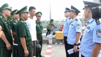 Bàn giao ngư dân Trung Quốc bị nạn trên biển Việt Nam