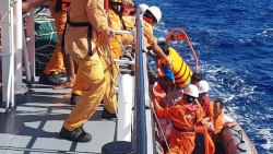 Cứu hộ 6 thuyền viên tàu QB 92838 TS bị chìm ở phía Tây quần đảo Hoàng Sa về bờ an toàn