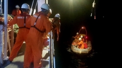 Cấp cứu kịp thời ngư dân nguy kịch trên vùng biển quần đảo Hoàng Sa