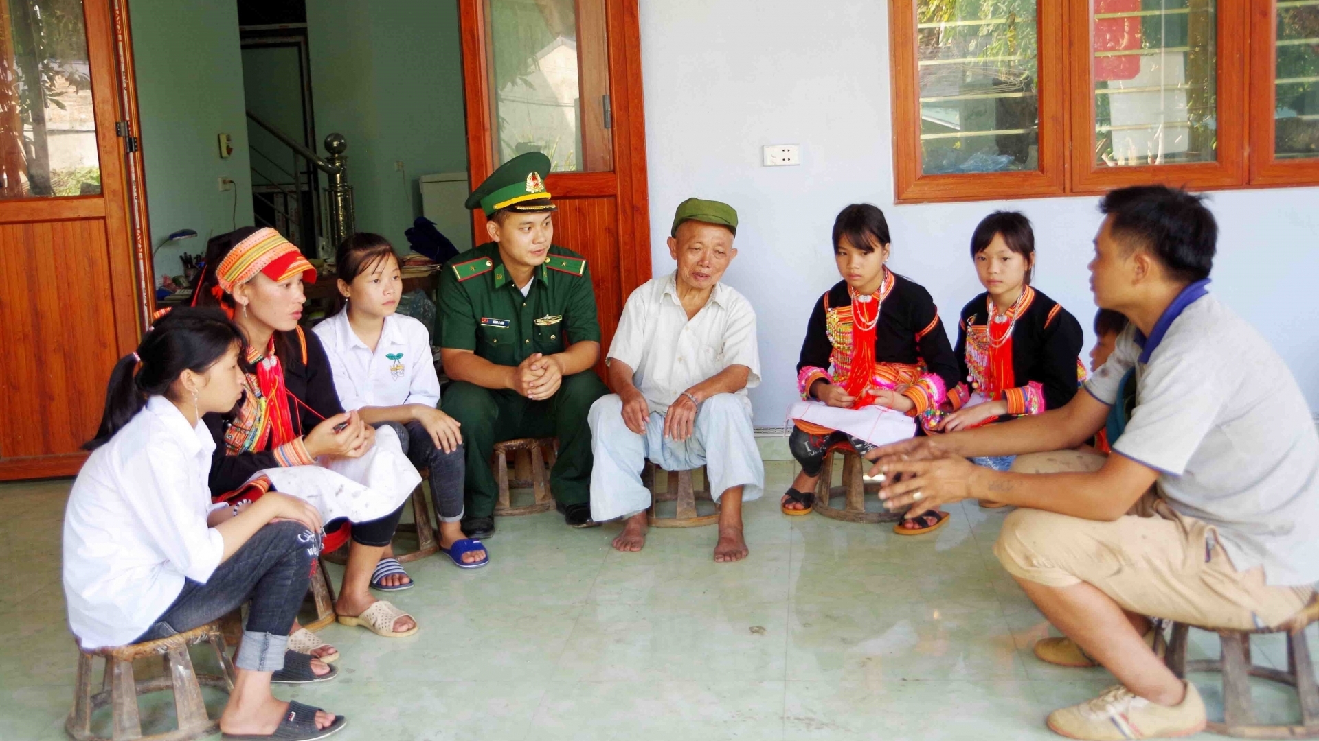 tham tinh quan dan gin giu an ninh bien gioi