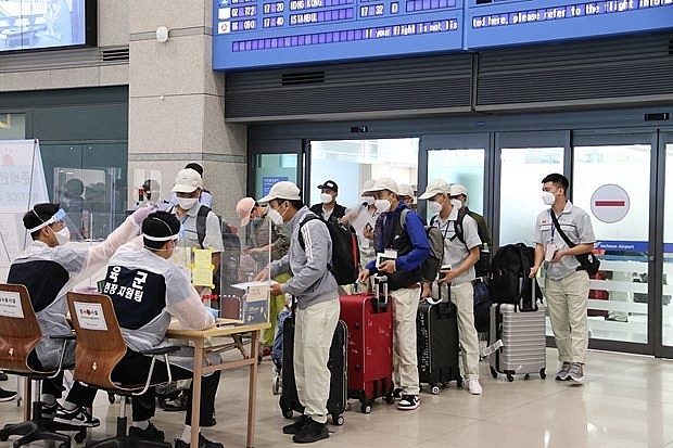 Lao động Việt Nam làm thủ tục nhập cảnh tại sân bay Incheon, Hàn Quốc. (Nguồn: TTXVN)