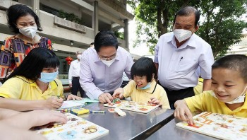 thu tuong cham soc cac chau tan tat mo coi bang tam long cha me