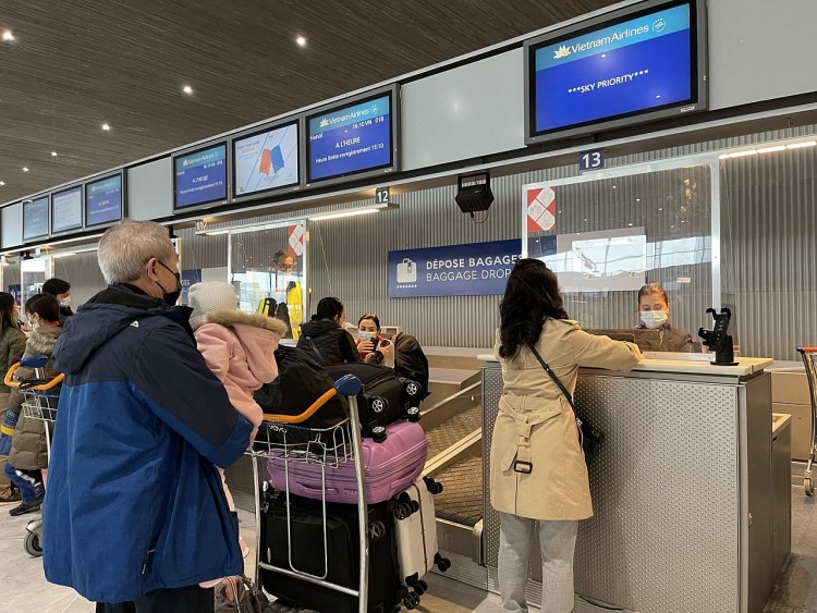 Hành khách làm thủ tục ngày 25/1/2022 tại sân bay Charles de Gaulle để lên chuyến bay VN18, chuyến bay quốc tế thương mại đầu tiên của Vietnam Airlines nối Paris và Hà Nội. Ảnh: Thu Hà/Pv TTXVN tại Pháp