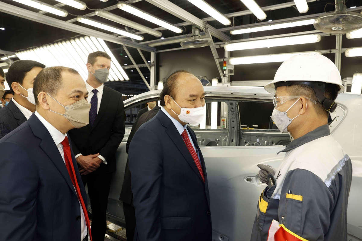 Chủ tịch nước Nguyễn Xuân Phúc nói chuyện với công nhân nhà máy sản xuất ô tô Vinfast