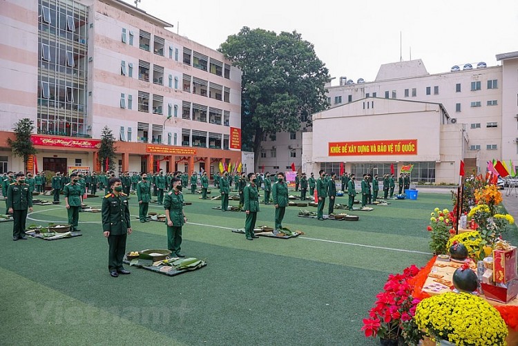 Bộ đội trổ tài thi gói hàng ngàn bánh chưng cho dịp Tết Nhâm Dần  | Xã hội | Vietnam+ (VietnamPlus)