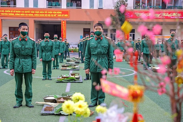 Bộ đội trổ tài thi gói hàng ngàn bánh chưng cho dịp Tết Nhâm Dần  | Xã hội | Vietnam+ (VietnamPlus)