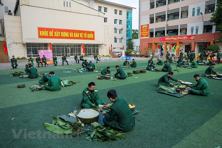 Bộ đội trổ tài thi gói hàng ngàn bánh chưng cho dịp Tết Nhâm Dần  | Xã hội | Vietnam+ (VietnamPlus)