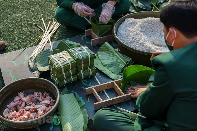 Bộ đội trổ tài thi gói hàng ngàn bánh chưng cho dịp Tết Nhâm Dần  | Xã hội | Vietnam+ (VietnamPlus)