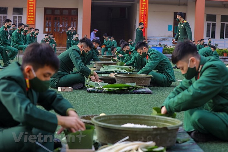 Bộ đội trổ tài thi gói hàng ngàn bánh chưng cho dịp Tết Nhâm Dần  | Xã hội | Vietnam+ (VietnamPlus)