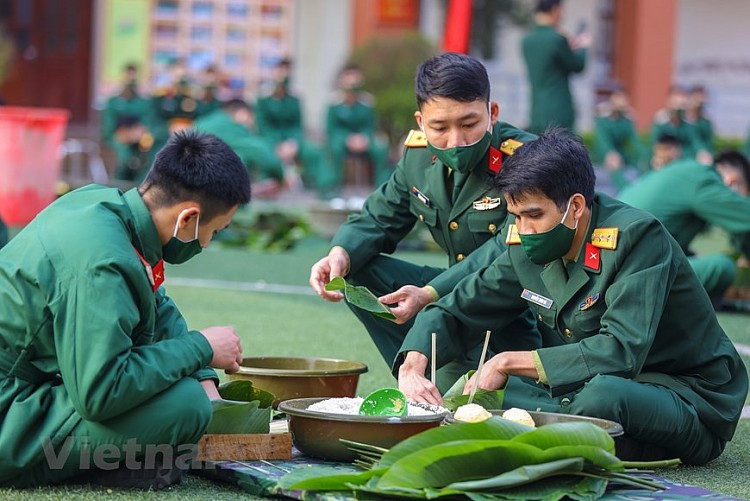 Bộ đội trổ tài thi gói hàng ngàn bánh chưng cho dịp Tết Nhâm Dần  | Xã hội | Vietnam+ (VietnamPlus)