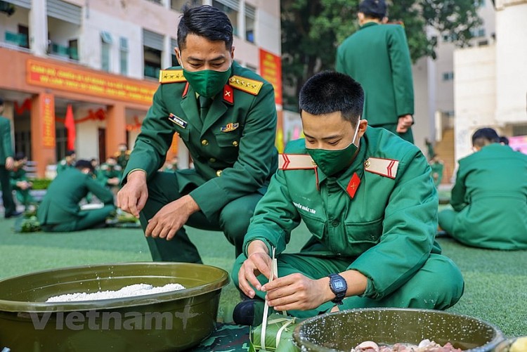 Bộ đội trổ tài thi gói hàng ngàn bánh chưng cho dịp Tết Nhâm Dần  | Xã hội | Vietnam+ (VietnamPlus)