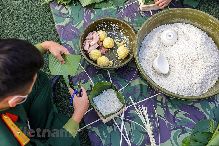 Bộ đội trổ tài thi gói hàng ngàn bánh chưng cho dịp Tết Nhâm Dần  | Xã hội | Vietnam+ (VietnamPlus)