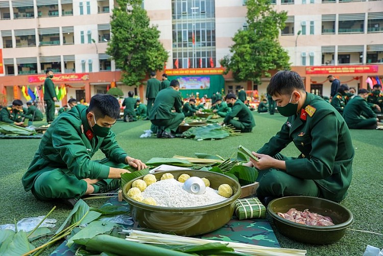 Bộ đội trổ tài thi gói hàng ngàn bánh chưng cho dịp Tết Nhâm Dần  | Xã hội | Vietnam+ (VietnamPlus)