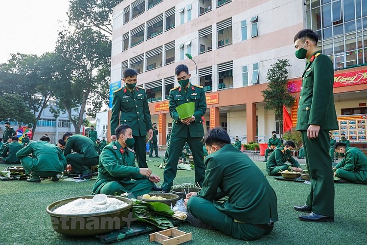 Bộ đội trổ tài thi gói hàng ngàn bánh chưng cho dịp Tết Nhâm Dần  | Xã hội | Vietnam+ (VietnamPlus)