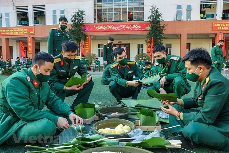 Bộ đội trổ tài thi gói hàng ngàn bánh chưng cho dịp Tết Nhâm Dần  | Xã hội | Vietnam+ (VietnamPlus)