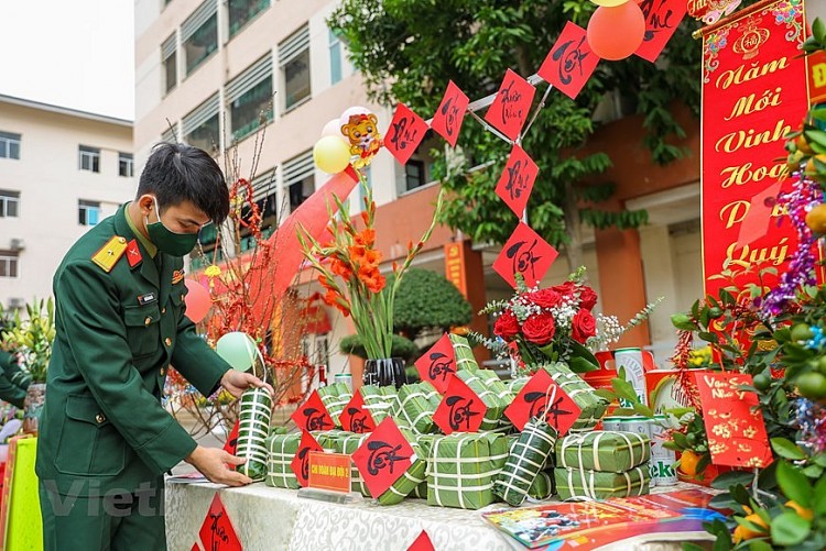 Bộ đội trổ tài thi gói hàng ngàn bánh chưng cho dịp Tết Nhâm Dần  | Xã hội | Vietnam+ (VietnamPlus)