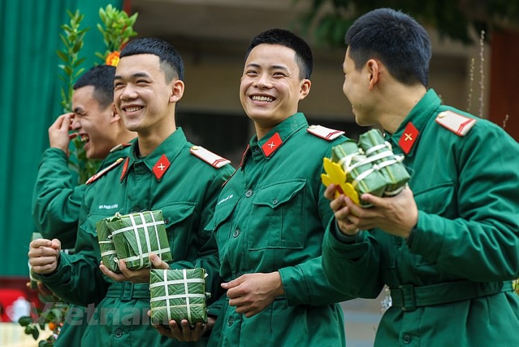 Bộ đội trổ tài thi gói hàng ngàn bánh chưng cho dịp Tết Nhâm Dần  | Xã hội | Vietnam+ (VietnamPlus)