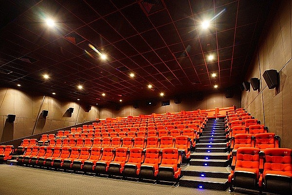 Khán giả vào rạp chỉ tập trung xem phim, ghế ngồi có thể giãn cách giữa các khán giả.