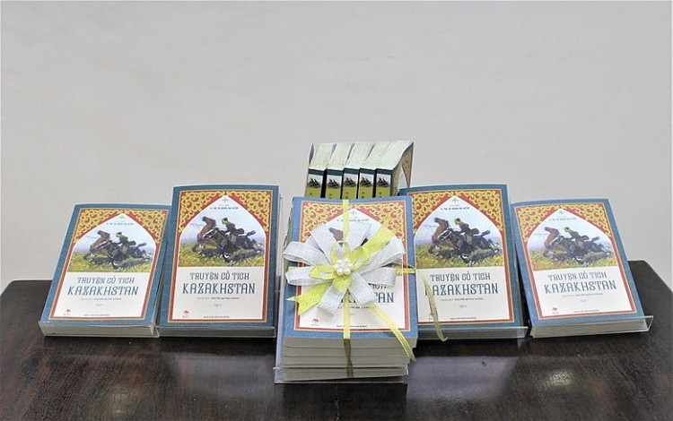 Trao tặng tập 1 cuốn sách “Truyện cổ tích Kazakhstan” bằng tiếng Việt