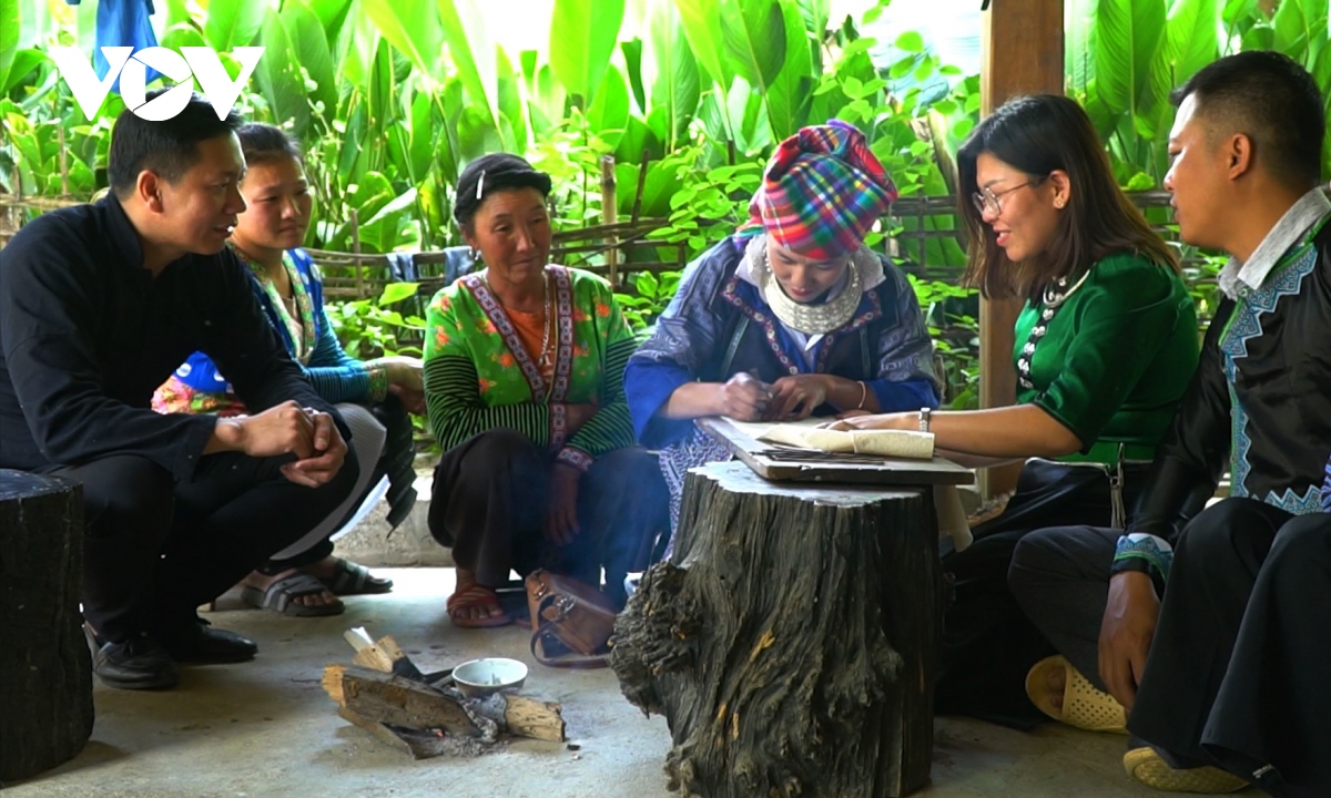 Doc dao nghe ve sap ong tren vai cua nguoi mong lai chau hinh anh 2