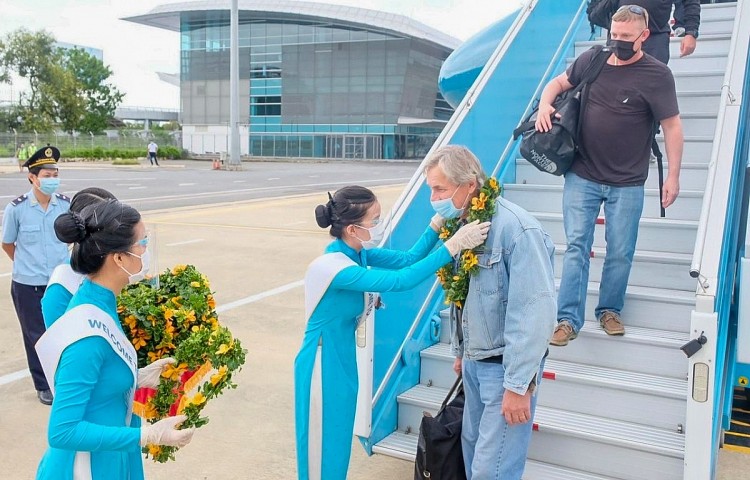 Những du khách quốc tế đầu tiên trở lại Việt Nam hồi tháng 11/2021.